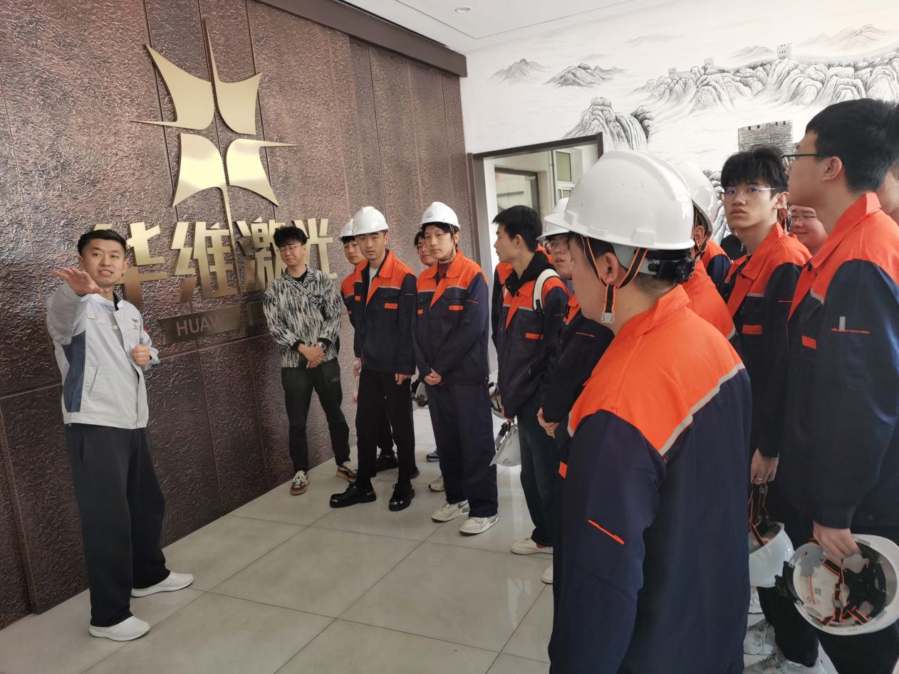 Giáo viên và sinh viên từ Đại học Công nghệ Thẩm Dương đã đến thăm Công ty TNHH Thiết bị Laser Huawei, Ltd.