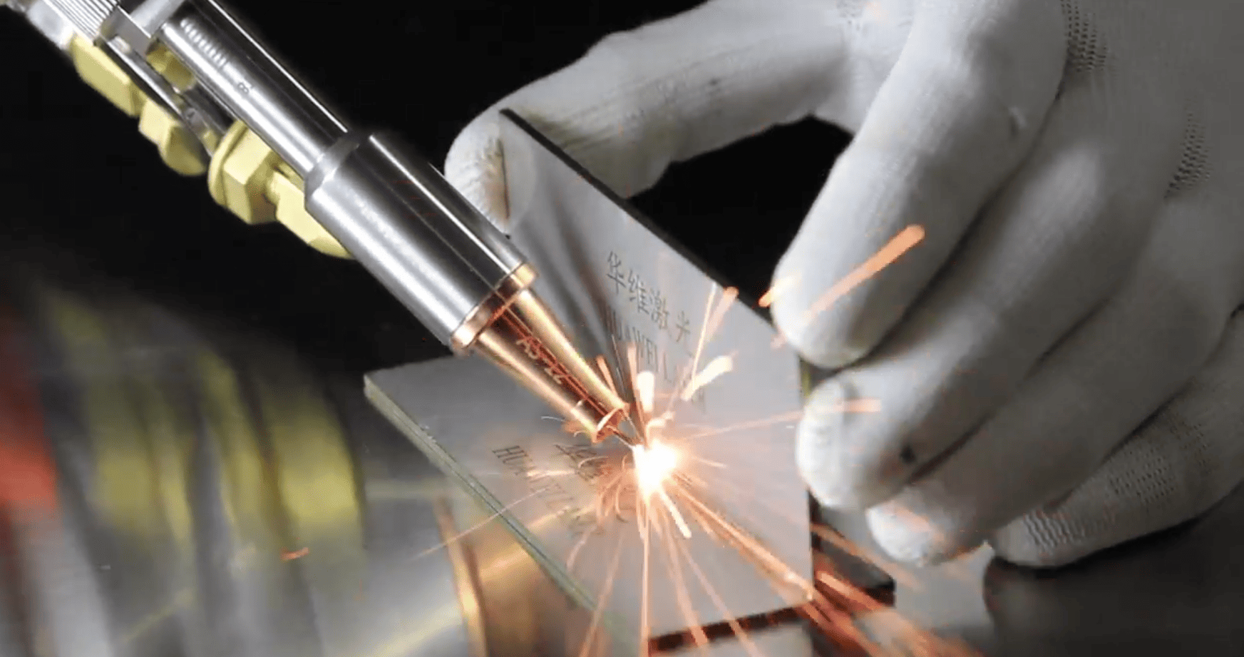 Làm thế nào là hiệu ứng của máy hàn laser cầm tay 4 trong 1 trong việc làm sạch các vỉa hàn?